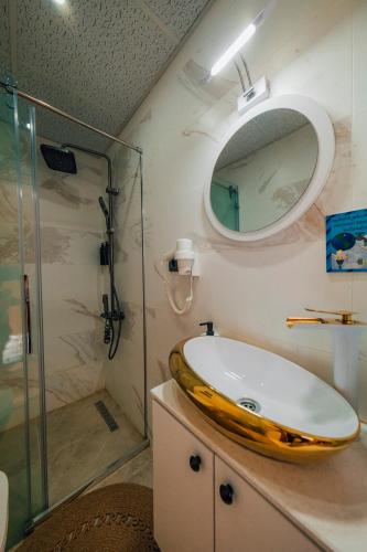 a bathroom with a sink and a mirror at tetova in Sapanca