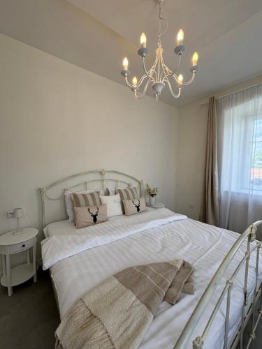 Ένα ή περισσότερα κρεβάτια σε δωμάτιο στο Vila Bílý Jelen apartments 2