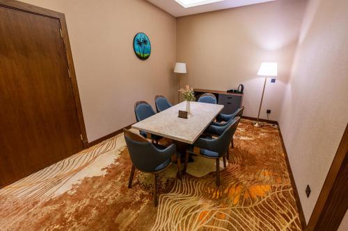 a conference room with a table and chairs at فندق الترحيب Atarheeb Hotel in Tabuk