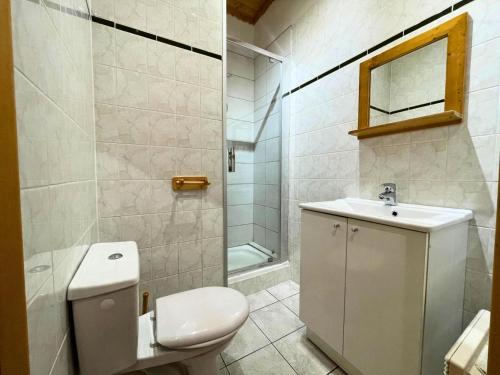 une salle de bain avec toilettes et lavabo dans l'établissement Résidence Bosson - Magnifique appartement 12 personnes ski aux pieds MAE-3764, aux Menuires
