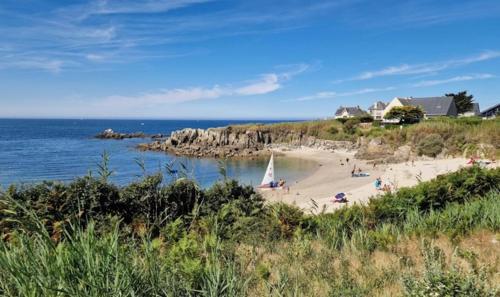 - une plage avec des personnes et un voilier dans l'établissement L'éternel été, au Pouliguen