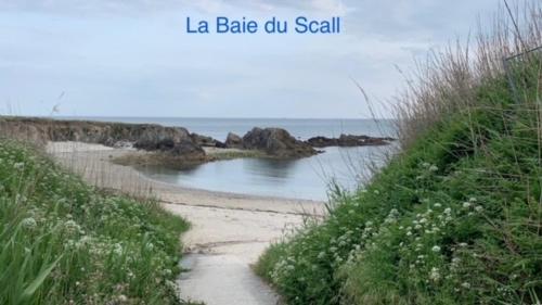 - une plage avec une masse d'eau au bord de l'océan dans l'établissement L'éternel été, au Pouliguen