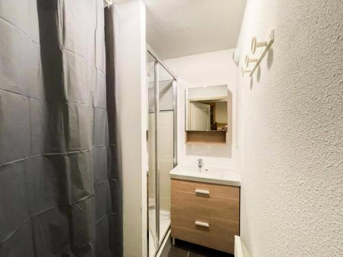 une salle de bain avec un lavabo et une douche dans l'établissement Chalets De Florence - Grand appartement 6/8 personnes centre station MAE-5081, à Modane