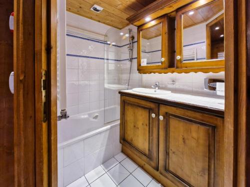 une salle de bain avec un lavabo et une baignoire dans l'établissement Résidence Roselend - Charmant appartement de 3 pièces situé dans une résidence au village du Chantel, proche des pistes et avec piscine. MAE-4441, à Arc 1800