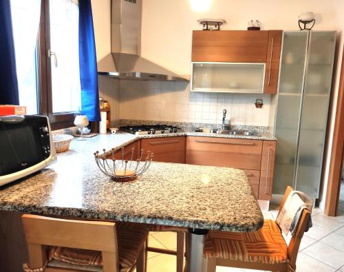 Kuchyň nebo kuchyňský kout v ubytování Soggiorno Esclusivo in Villa con Giardino