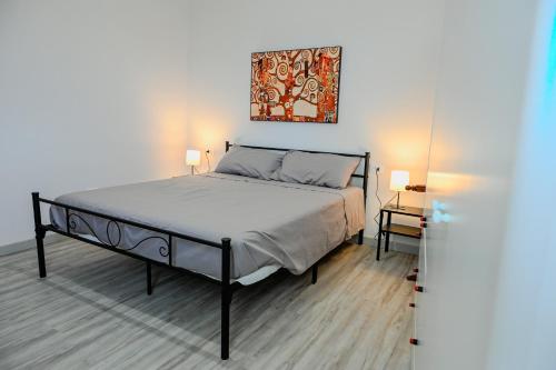 une chambre avec un lit et un tableau au mur dans l'établissement Il Rifugio di Eva, à Alberobello