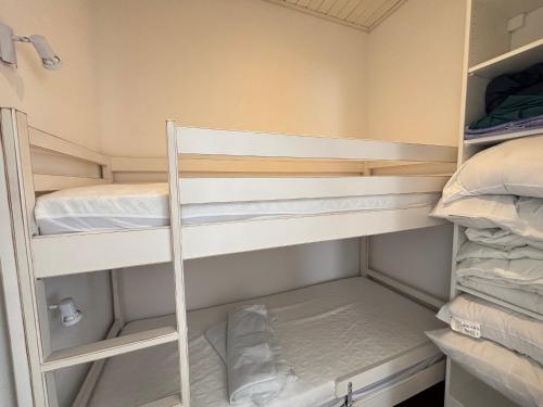 Postel nebo postele na pokoji v ubytování Maison rénovée 4 pers – Cour fermée et parking - FR-1-197-632