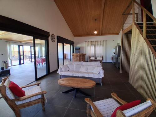 Khu vực ghế ngồi tại Villa spacieuse à Grand Coude avec accès PMR - FR-1-786-52