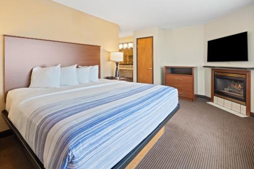 Ένα ή περισσότερα κρεβάτια σε δωμάτιο στο AmericInn by Wyndham Bismarck
