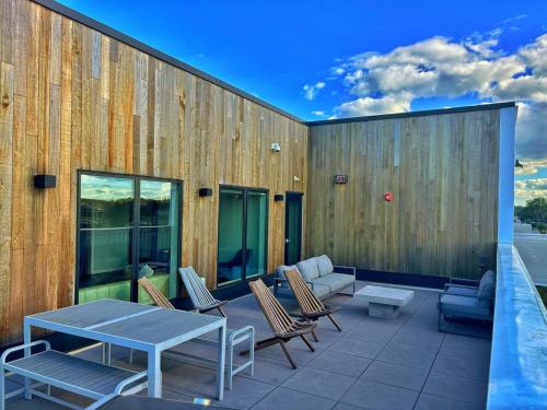 a patio with a table and chairs on a building at Skyline Solace in Des Moines