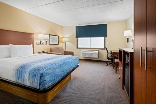 Ένα ή περισσότερα κρεβάτια σε δωμάτιο στο AmericInn by Wyndham Bismarck