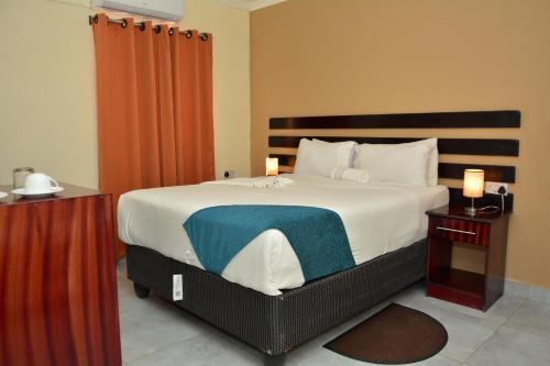 Three Tree Hotelにあるベッド