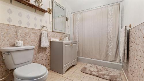 アグアダにあるYellow House Unit A - 2 min walk to the Beachのトイレ、洗面台、シャワー付きのバスルーム