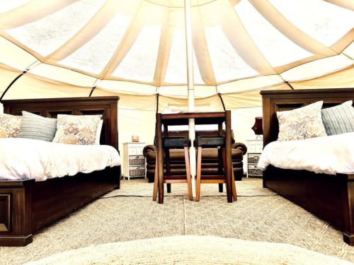 Postel nebo postele na pokoji v ubytování Mountain View Yurt and Breakfast S
