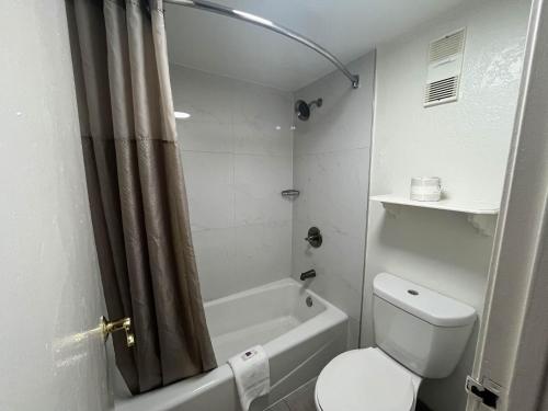 Studio 6 Suites Euless, TX – DFW Westにあるバスルーム