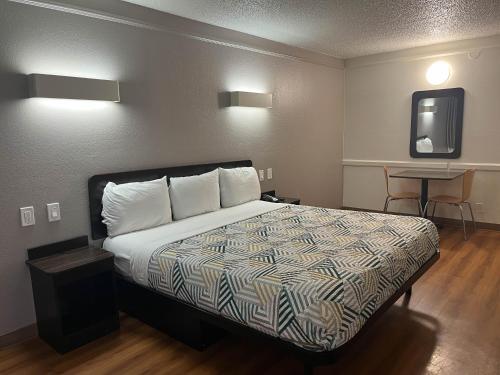 Studio 6 Suites Euless, TX – DFW Westにあるベッド