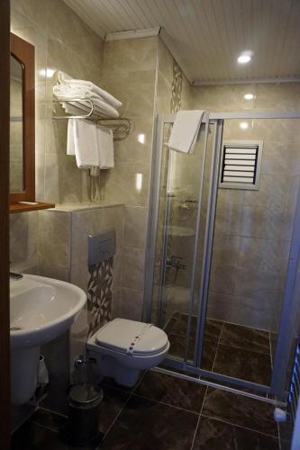 Bilik mandi di Aqua Boss Hotel
