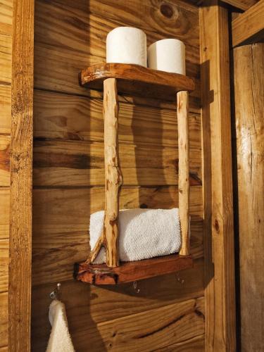 a bathroom with a shelf with towels and toiletries at sítio Refúgio do Barro Branco in São Pedro de Alcântara