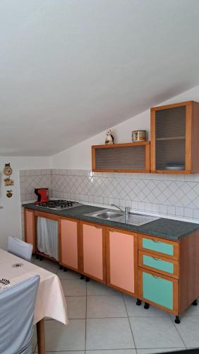 a kitchen with a sink and a counter top at Casa del Sole - Trilocale con giardino in Carbonia