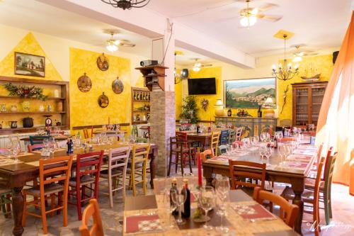 Un restaurante u otro lugar para comer en Da Castruccio degli Antelminelli