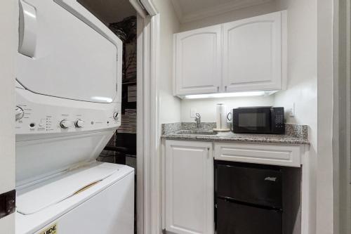 Gallery image of 2509 Tennis Villas Efficiency in Fernandina Beach