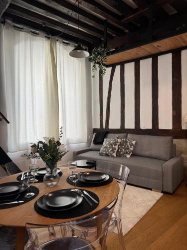 un salon avec une table et un canapé dans l'établissement Appartement cosy et charme - 347, à Rouen