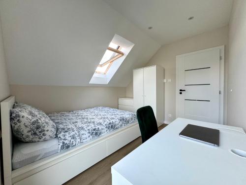 Ένα ή περισσότερα κρεβάτια σε δωμάτιο στο Dom przy Żurawiej