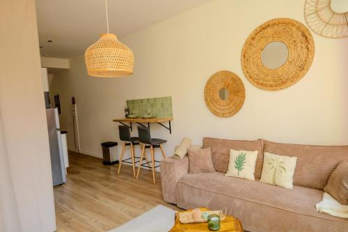 un salon avec un canapé et une table dans l'établissement Studio au coeur du Vieux Nice - Vue mer et clocher, à Nice