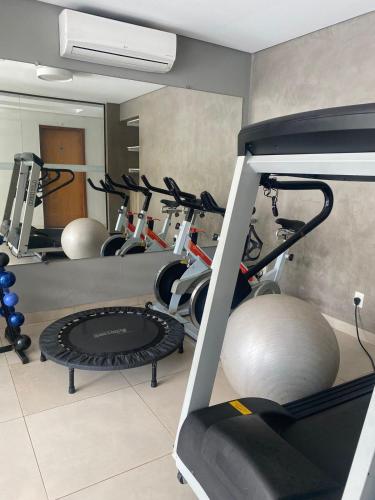 Hotel Piratininga Avenida Amazonas - Rondonópolisにあるフィットネスセンターまたはフィットネス設備