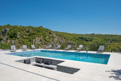 Kolam renang di atau dekat dengan Villa River Rose with pool and jacuzzi near river
