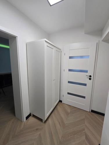 an empty room with a white closet and a door at Szczecinek apartament in Szczecinek
