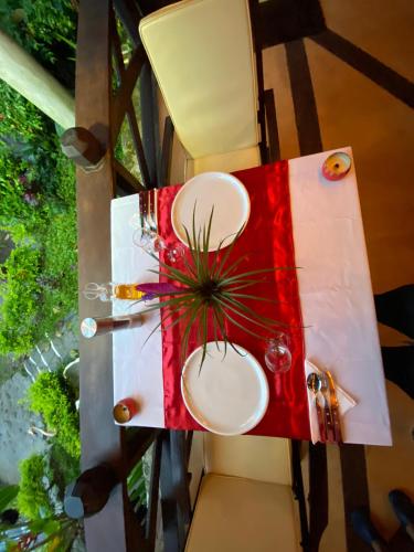 a table with two plates on top of it at Casa da Ilha & SPA in Abraão