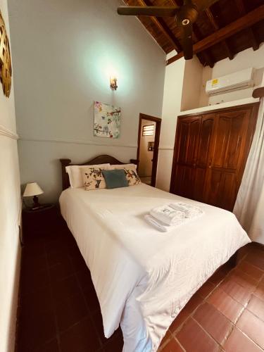 a bedroom with a large white bed in a room at Casa Isabelita in Mompos