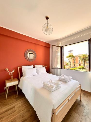 une chambre avec un grand lit avec un mur orange dans l'établissement Bright & Peaceful - Free Parking and Breakfast - Full apartment with 2 rooms, à Nice