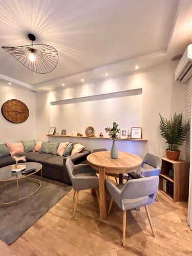 un salon avec un canapé et une table dans l'établissement Bright & Peaceful - Free Parking and Breakfast - Full apartment with 2 rooms, à Nice