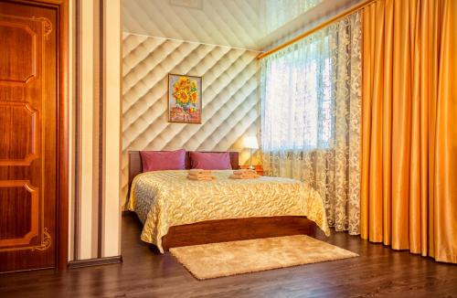a bedroom with a bed and a window at Guesthouse Suzdalskiy Hutor in Suzdal