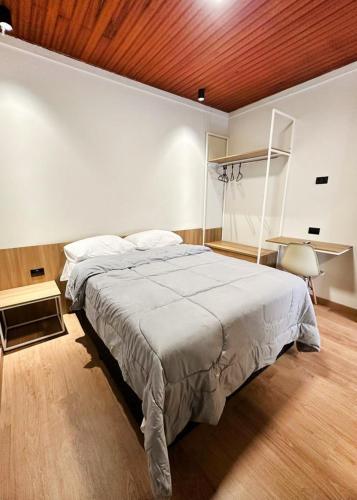 Giường trong phòng chung tại Ivaí Hotel