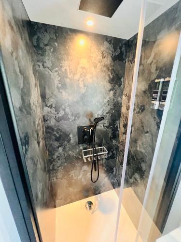 una ducha con una pared en blanco y negro en La Mer au cœur de la Nature, en Rosselange