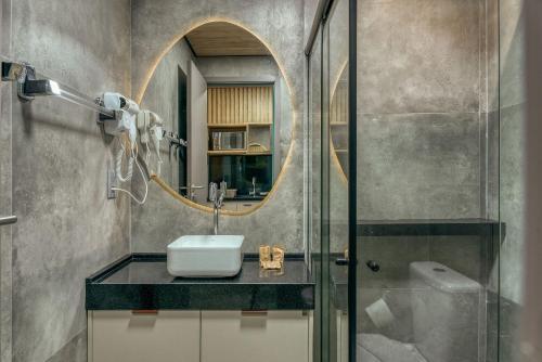 een badkamer met een wastafel en een spiegel bij Edifício New Time Apto 1406-Mandi Hospitalidade in Maceió