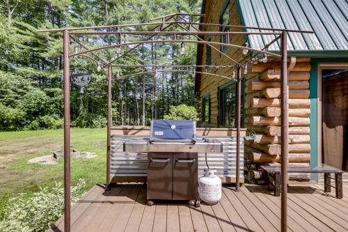 Сад в 3 Mi to UMass Amherst Peaceful New England Cabin