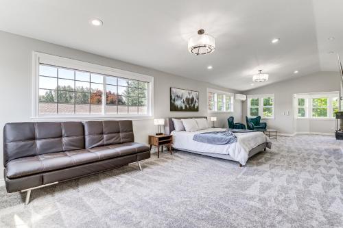 Χώρος καθιστικού στο Private Pond and Indoor Pool Grand Arlington Villa!