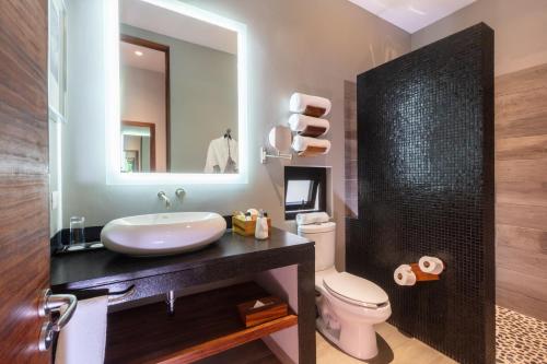 a bathroom with a sink and a toilet at El Callejón Hotel Boutique in Oaxaca City