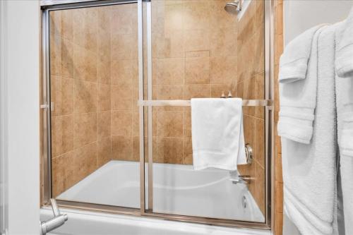 Ένα μπάνιο στο Upstairs 1BR Villa with Impeccable Views #A