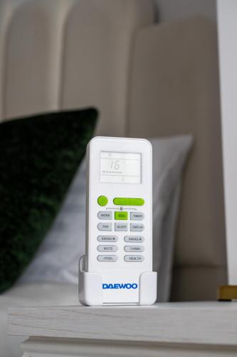 a remote control sitting on top of a table at Apartament de închiriat Accommodation in Suceava