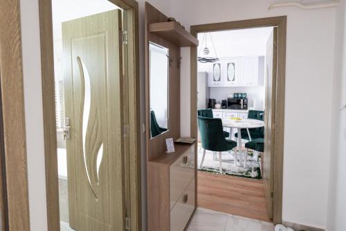 a door leading into a kitchen with a dining room at Apartament de închiriat Accommodation in Suceava