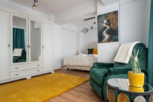 a living room with a green couch and a bedroom at Apartament de închiriat Accommodation in Suceava