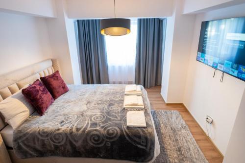 a bedroom with a large bed with purple pillows at Apartament de închiriat Accommodation in Suceava