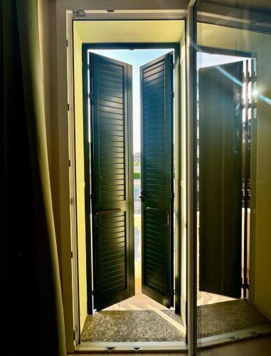 an open door with a reflection in a mirror at Villa Patrizia affittacamere con parcheggio privato in Como