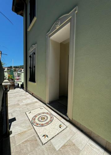 an open door to a building with a tile floor at Villa Patrizia affittacamere con parcheggio privato in Como
