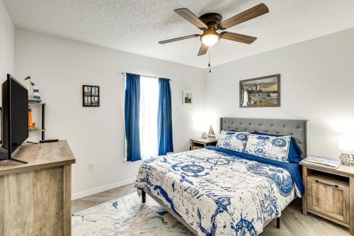 Postel nebo postele na pokoji v ubytování Palm Coast Comfort Family Home with Lanai, Big Yard